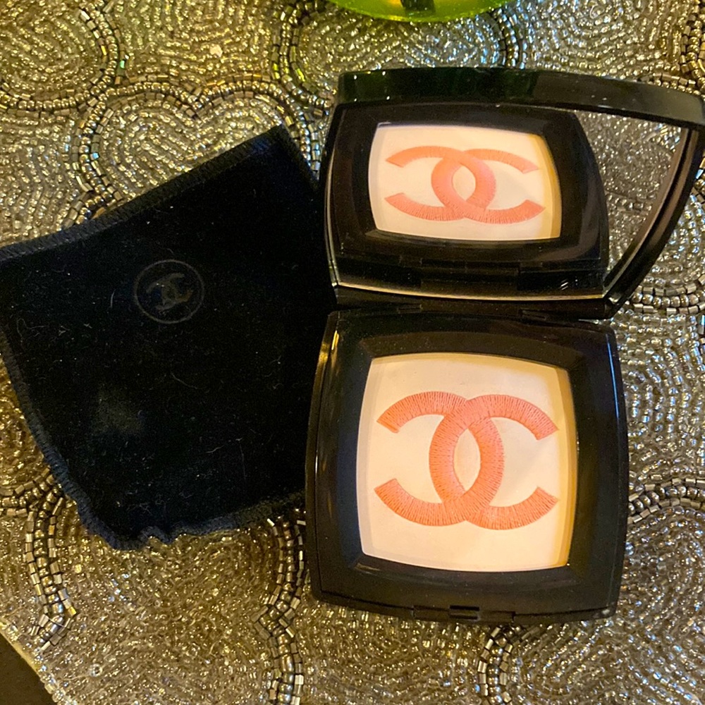 CHANEL Illuminating Powder